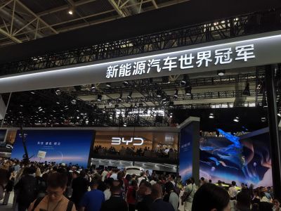 2024北京国际汽车展览会开幕，比亚迪新能源车受中外记者青睐
