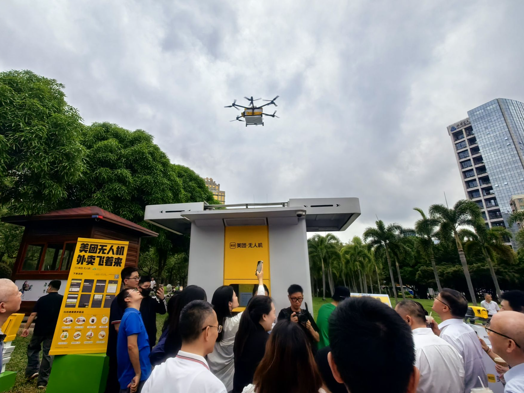 “您的外卖，已送达中心公园”！抬头看，深圳人的美食真的会“飞过来”