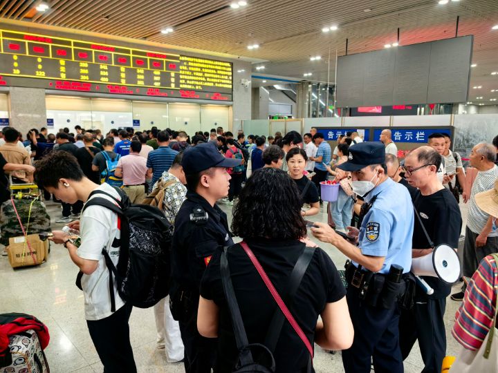 出警30余人次，调解各类纠纷10起，深圳东站派出所民警闻“汛”而动