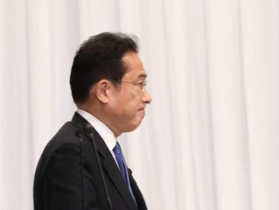 日本首相岸田文雄向靖国神社献祭品，中方发声！