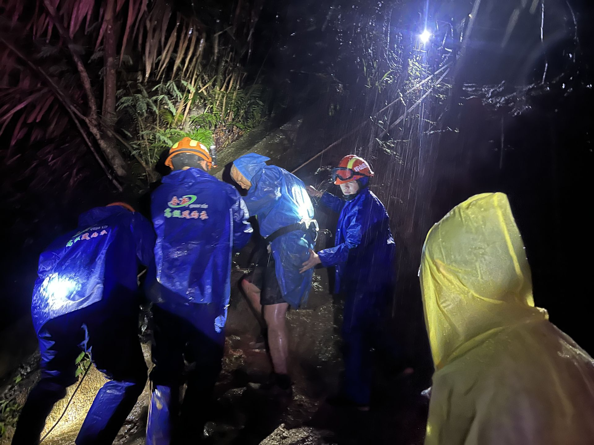 一家五口雨夜被困深山，“天梯”扶手串联生命线