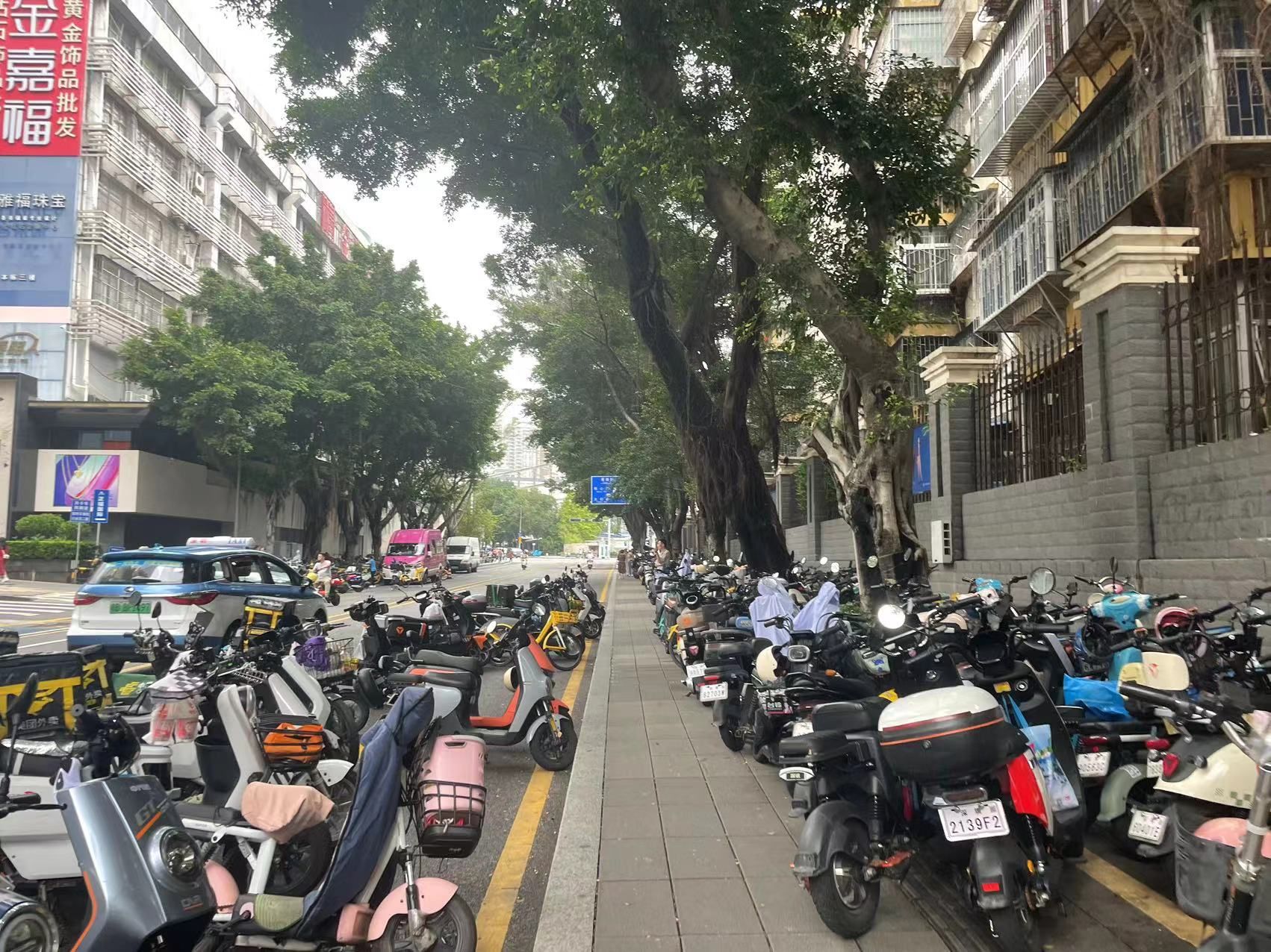 网友随手拍反映电动车乱停放，一个月后点赞街区路面有了大改变
