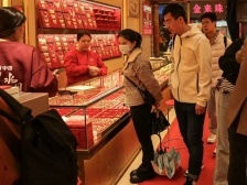 离700元仅一步之遥，金饰价为何涨这么疯？
