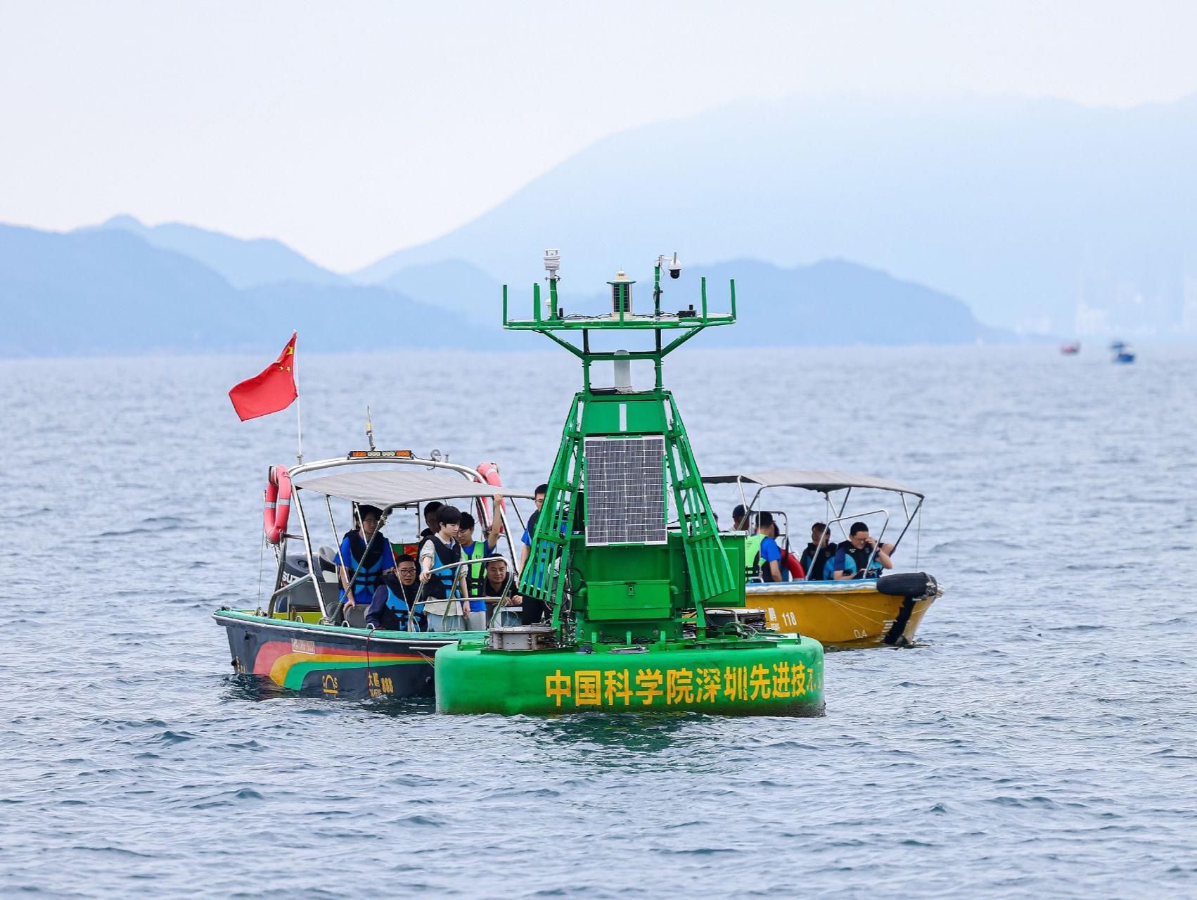 我国自主研发波浪能海洋生态监测浮标研发测试平台投入使用
