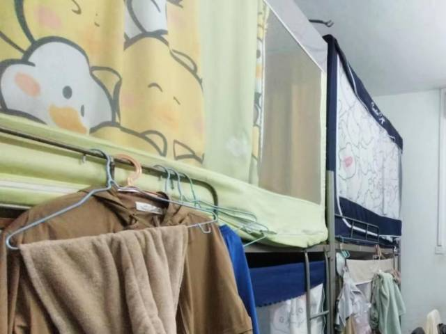 多地高校宿舍禁挂床帘引争议，广东多所大学明确可挂