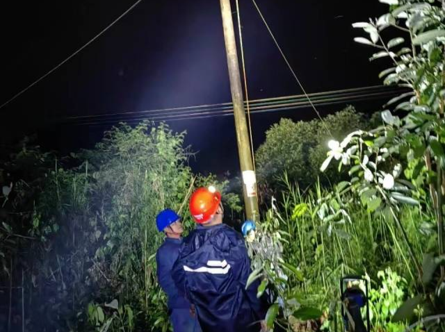强雷致500户停电！他们连夜抢修，点亮山村灯火