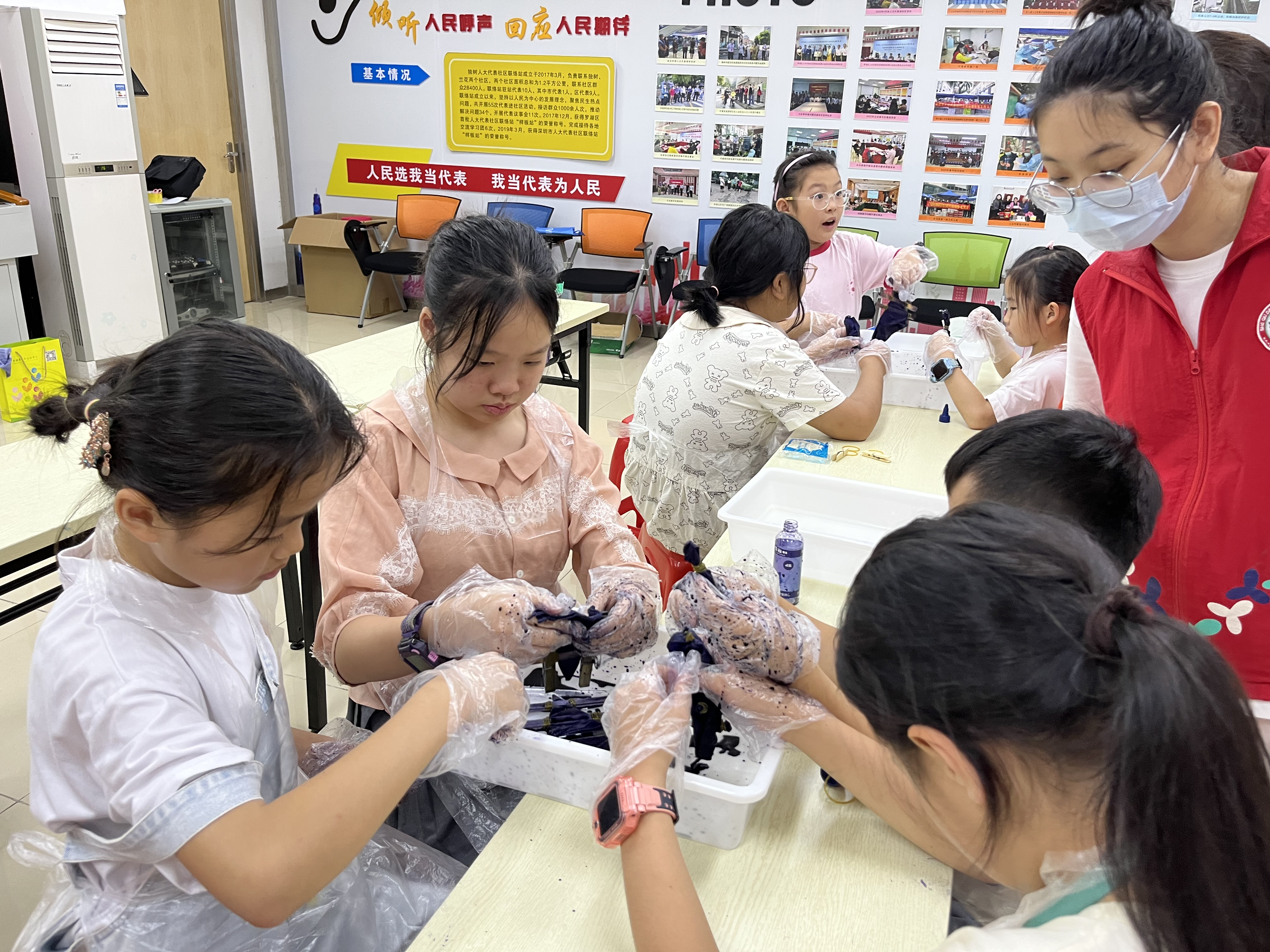 独树社区开展青少年非遗扎染技艺学习活动