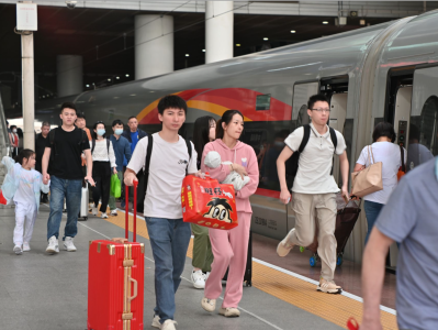 深圳铁路清明节当天到发旅客近72万人次，预计4月6日迎来到达客流高峰