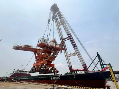 “钢铁巨人”直线轨道式连续装船机由东莞港运往广州港新沙港区