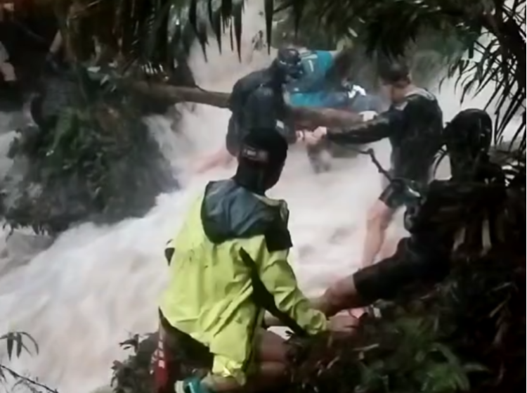 现实版“荒野求生”？广东肇庆一越野赛遭遇暴雨山洪，选手手拉手互助自救脱险