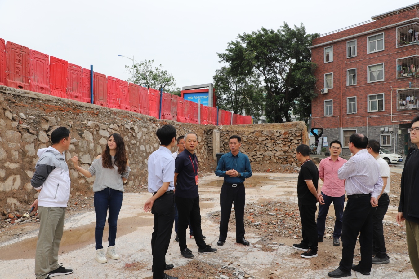 盘活闲置用地破解“停车难”！人大龙田街道工委调研临时停车场建设工作
