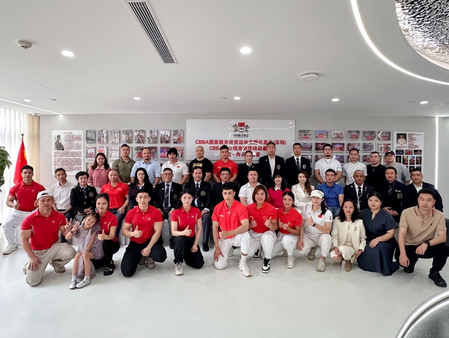 国家健身健美运动员孵化基地在深授牌