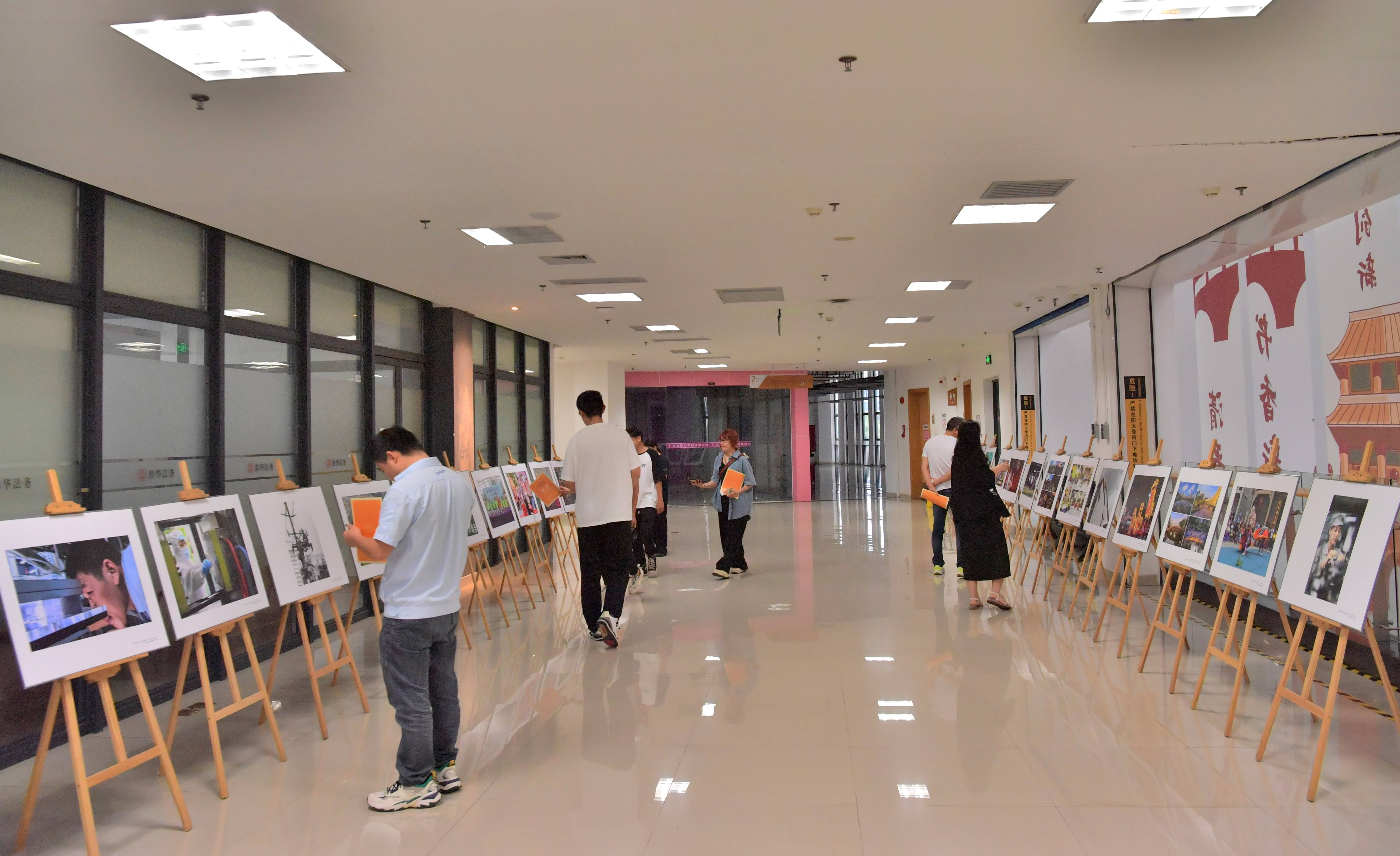 展现“新时代最美劳动者”风采！新桥街道总工会举办职工摄影展