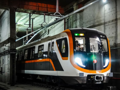 深圳地铁13号线新车到段，线路将于今年底全面开通运营