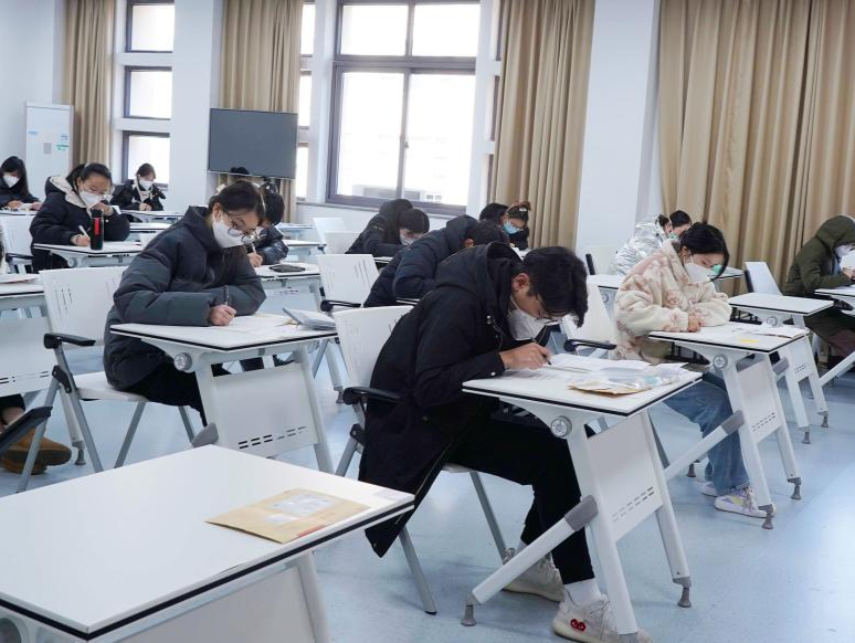 考研赛道竞争激烈，专业人士提醒：谨慎选择“再战”