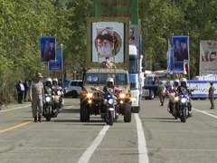 伊朗举行建军节阅兵式