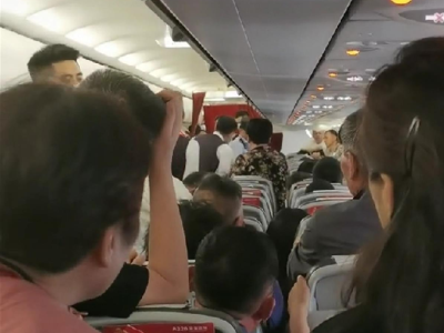 女子躺飞机座椅 乘客齐喊：下去！航班延误超2小时，航空公司回应→