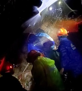 一家5口雨夜被困深山，碧岭街道“蓝骑士”紧急救援  