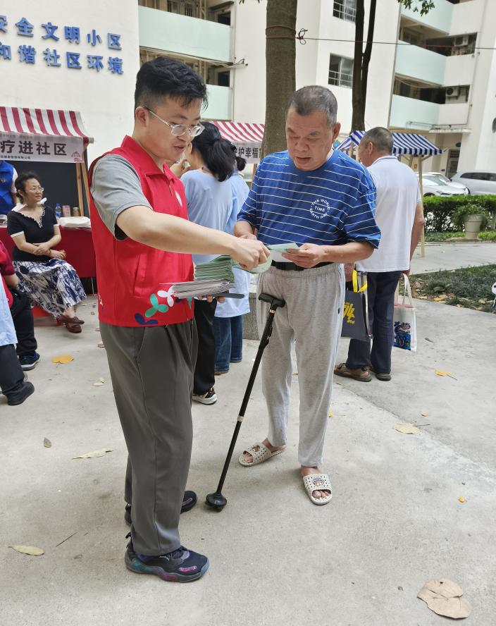 推行文明祭扫 共建绿美福田，园岭街道长城社区举办政策宣传活动