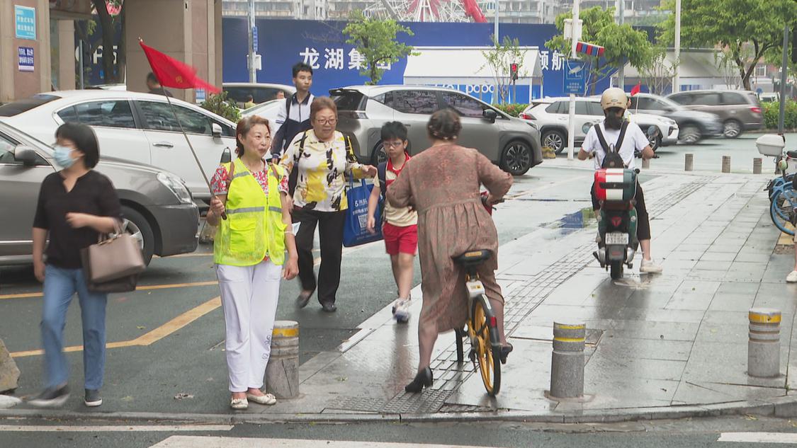 暴雨天该如何接送小孩？听听交警、家长怎么说