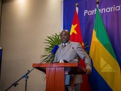 加蓬外长：加中合作共赢造福两国人民