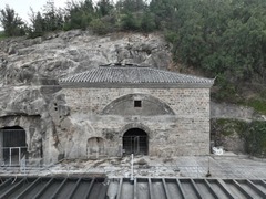 河南洛阳龙门石窟洞窟墙壁内首次发现石刻造像