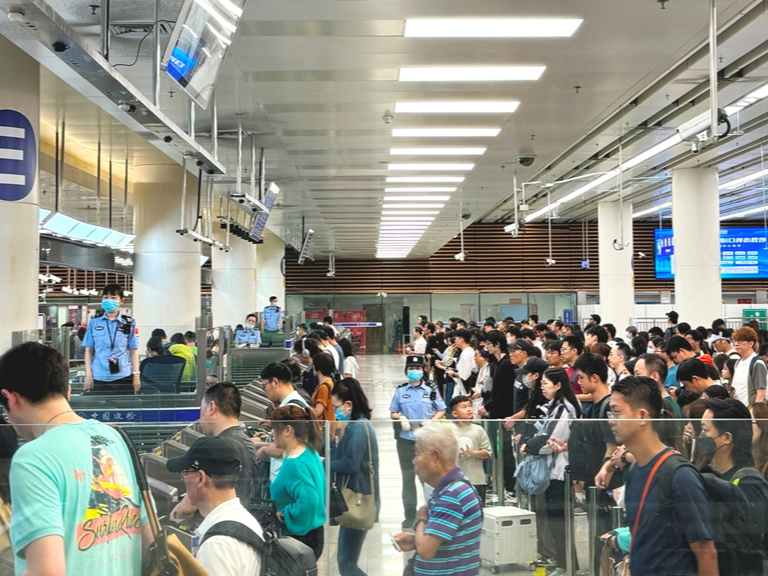 清明节小长假深港“串门忙”，皇岗边检全力保障出入境旅客通关安全顺畅