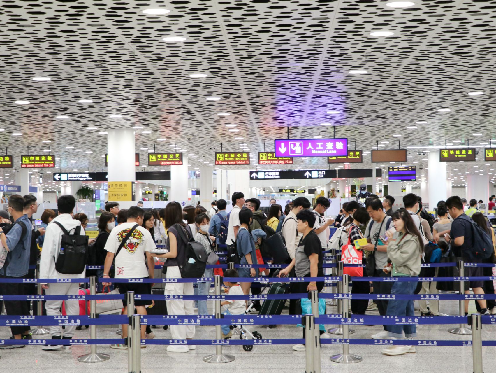 清明假期首日全社会跨区域人员流动量超2.6亿人次