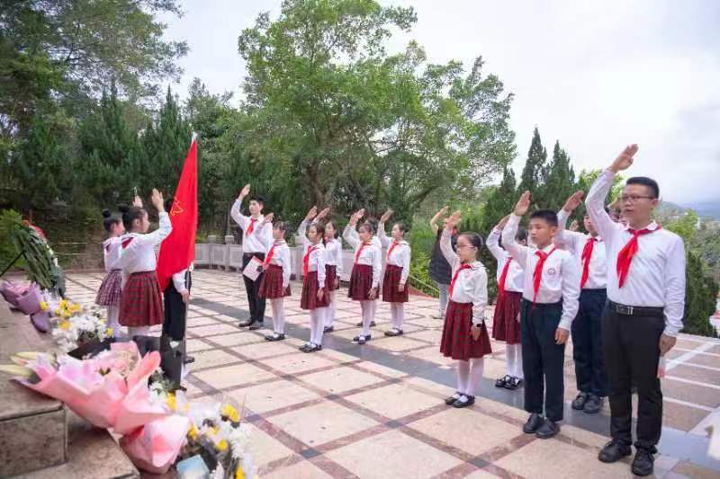 缅怀革命先烈·传承红色基因 | 盐港小学清明祭英烈暨“行走的思政课”主题活动