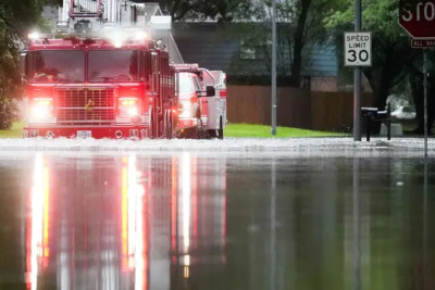 美国得州遭遇暴雨天气 当地洪水警报持续