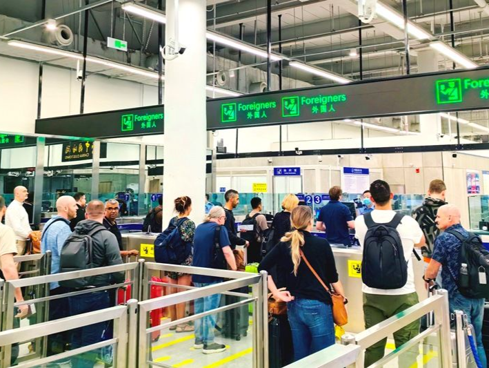 香港文艺演出吸引旅客跨境观看，皇岗口岸本月迎送客超128万人次