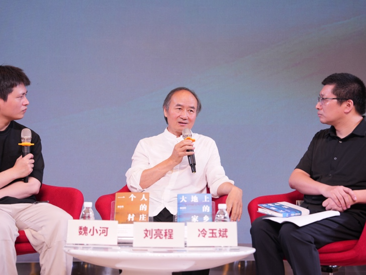 从《一个人的村庄》到《大地上的家乡》，刘亮程作品分享会在中心书城举行