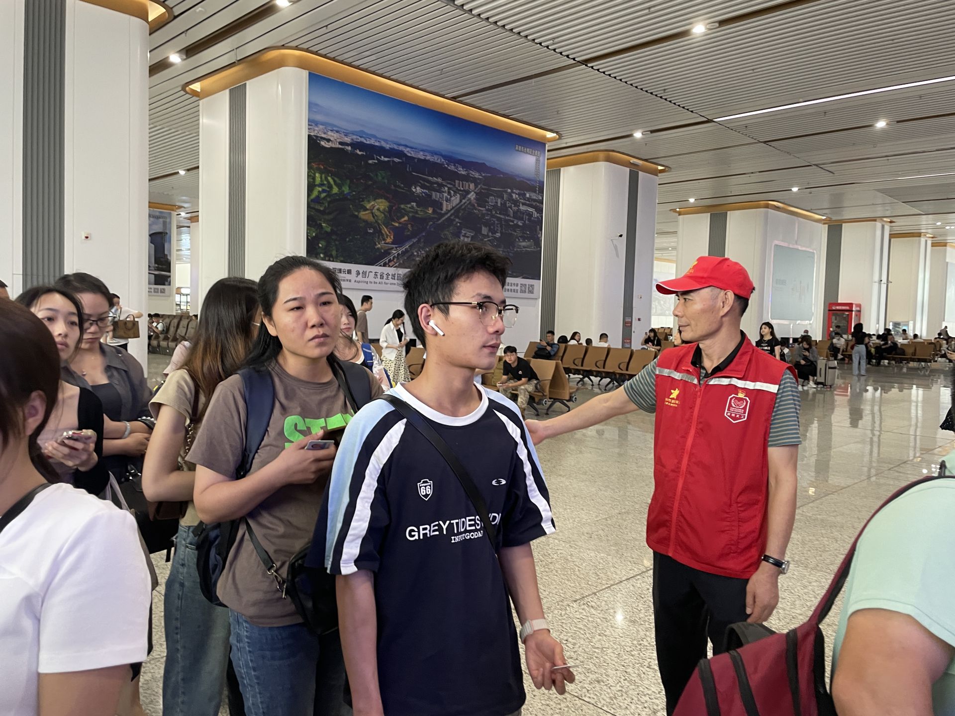“温暖旅途，红星守护” 光明退役军人志愿服务队助力假期旅运服务