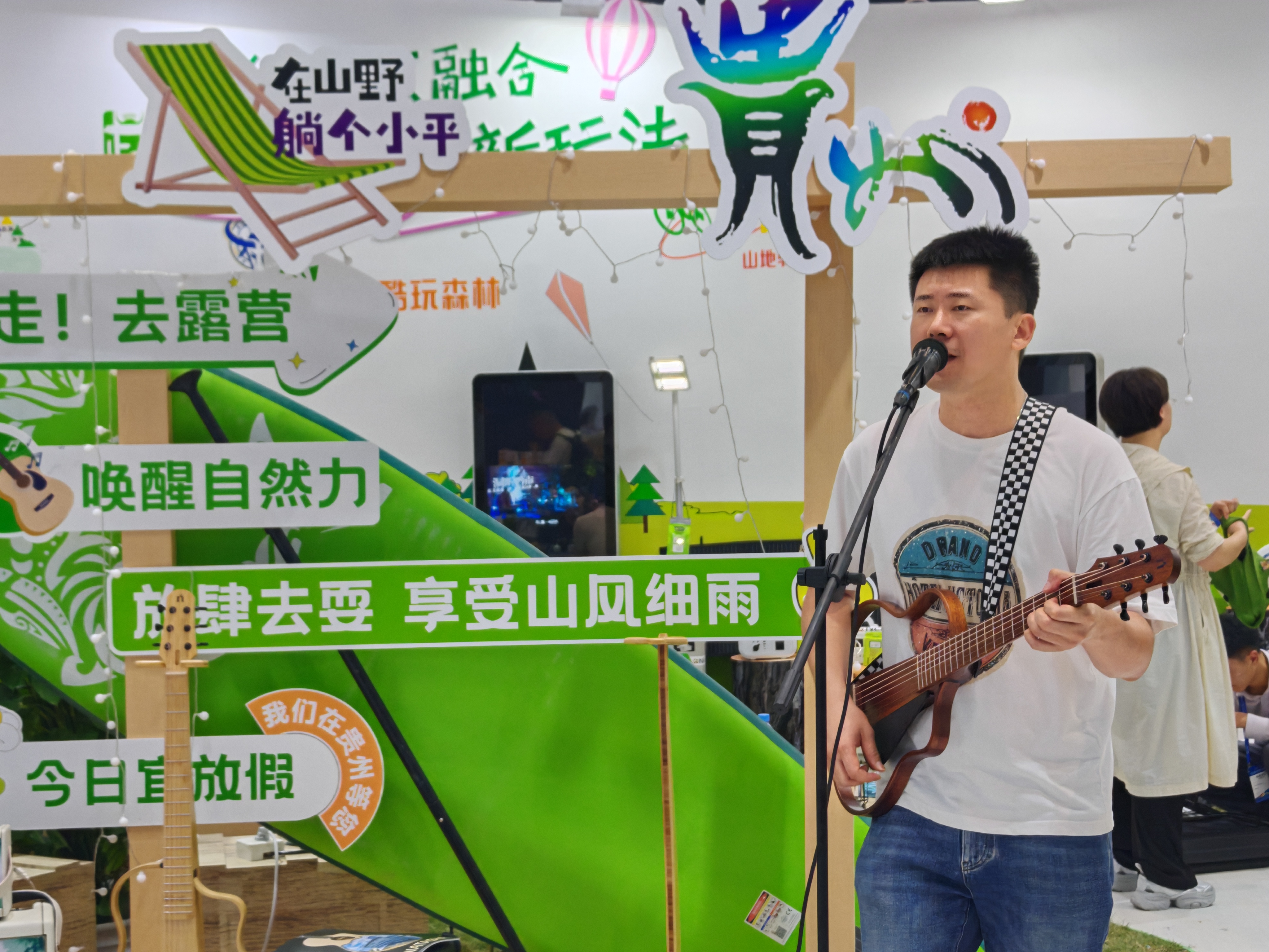 贵州智慧吉他唱响路边演奏会