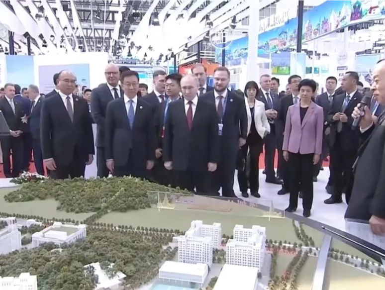 第八届中俄博览会上，普京参观了深圳这所大学
