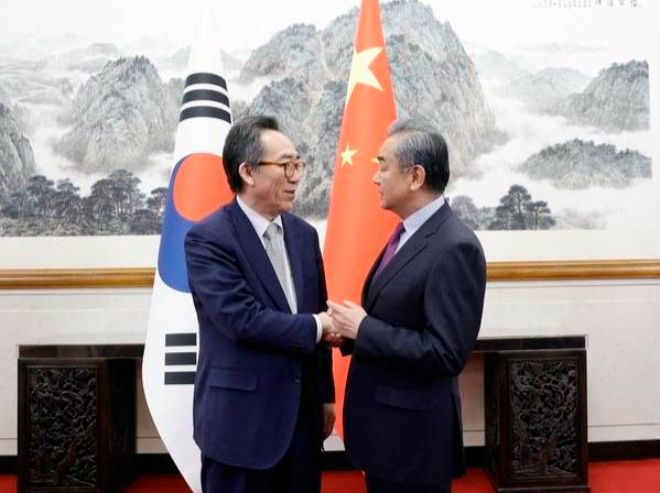 王毅同韩国外长赵兑烈举行会谈