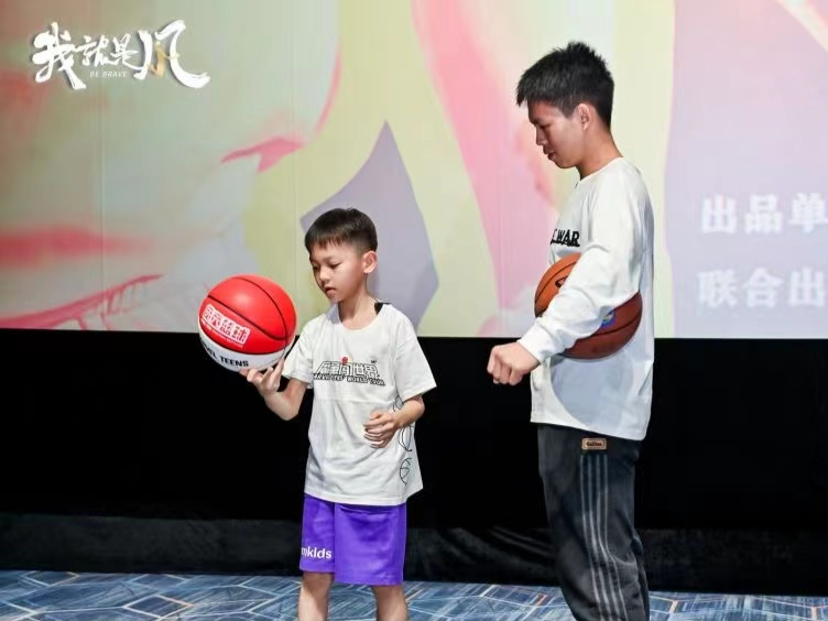 成长励志电影《我，就是风！》首映，独臂篮球少年张家城追梦故事感动观众