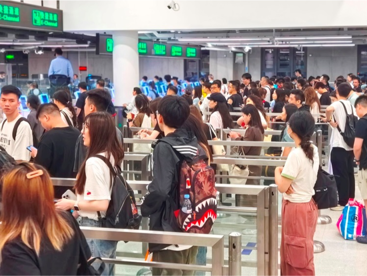 上周末香港文艺活动荟聚，吸引大批内地旅客跨境前往观赏