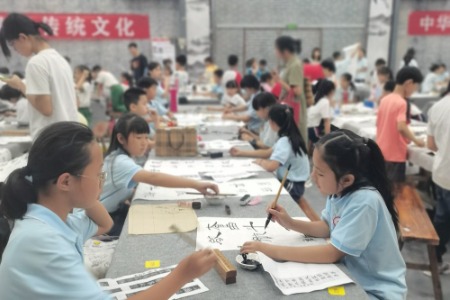 笔墨传情，共庆华诞，中山五镇街400余名学生同台赛书法