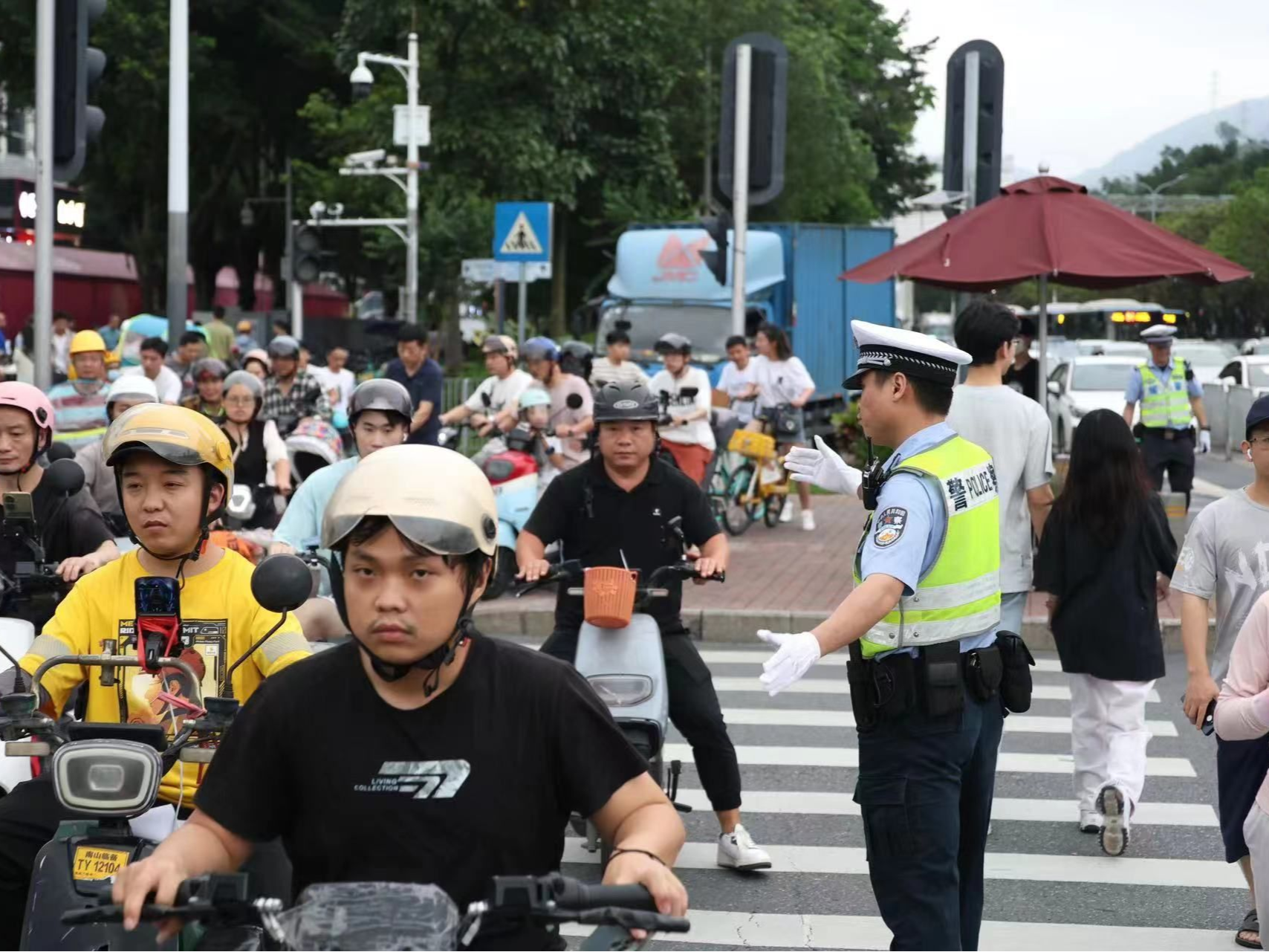 “五一”离深车辆同比增长两成，深圳交警将警力最大化压向路面保障市民出行安全