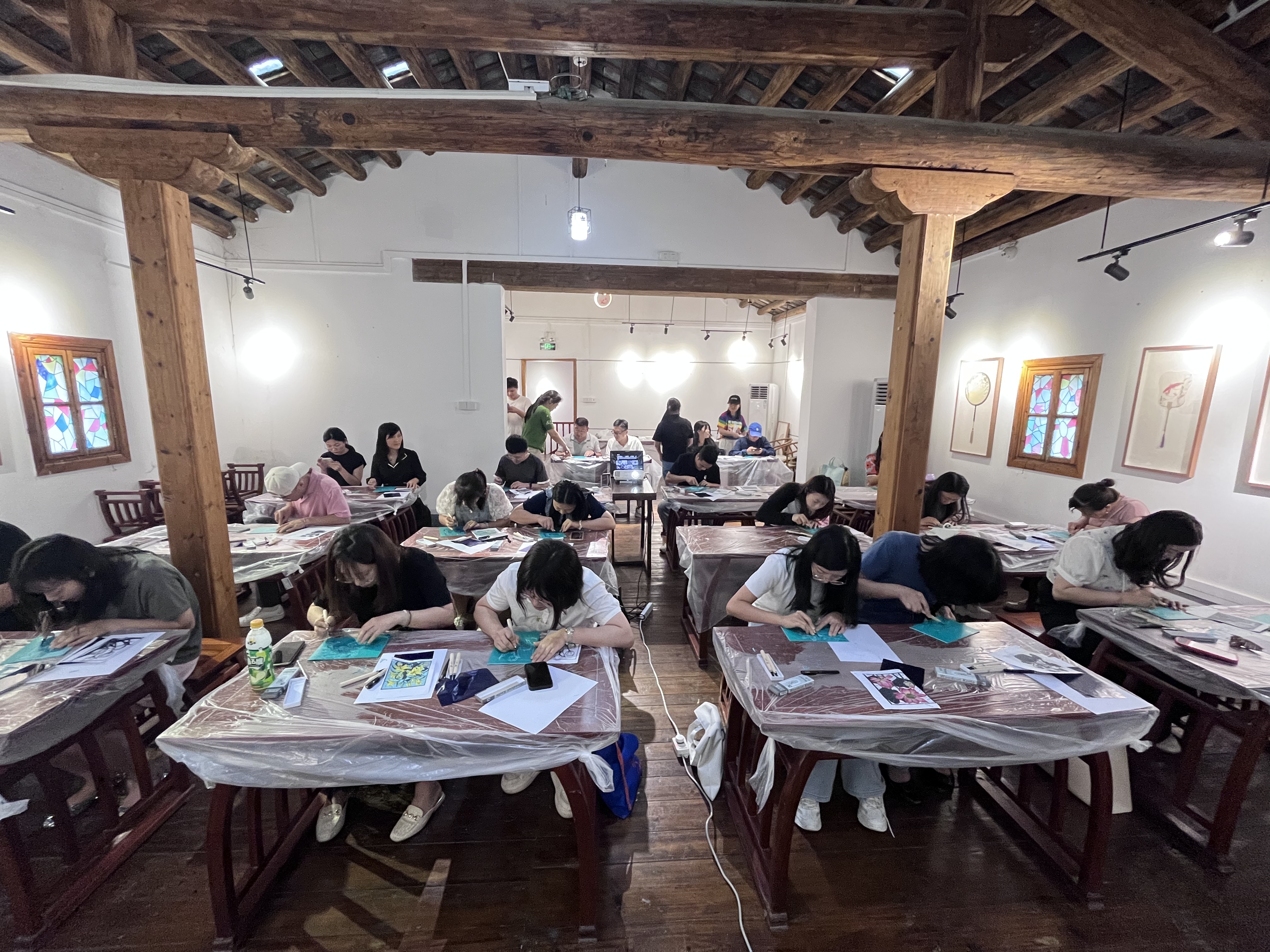 石井街道举办“拓印传‘新’”木刻版画体验活动