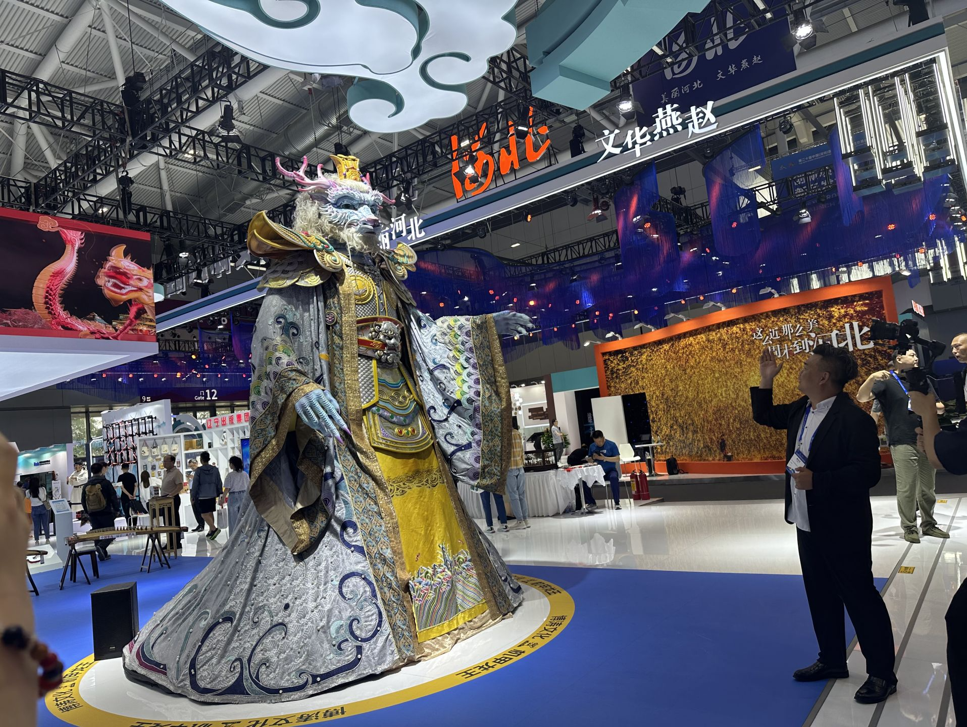 “大型机甲龙王”惊艳亮相辽宁展区