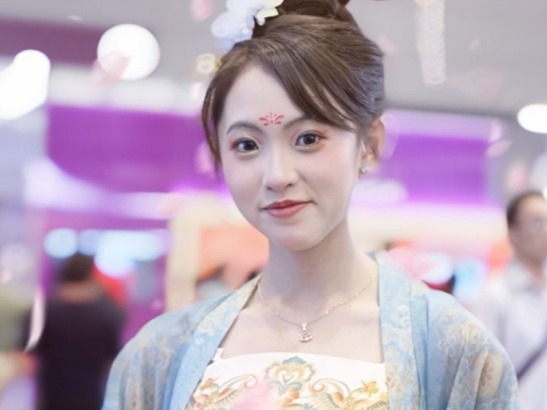 文博会首日，深圳报业集团展位工作人员也太出圈了！