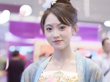 文博会首日，深圳报业集团展位工作人员也太出圈了！