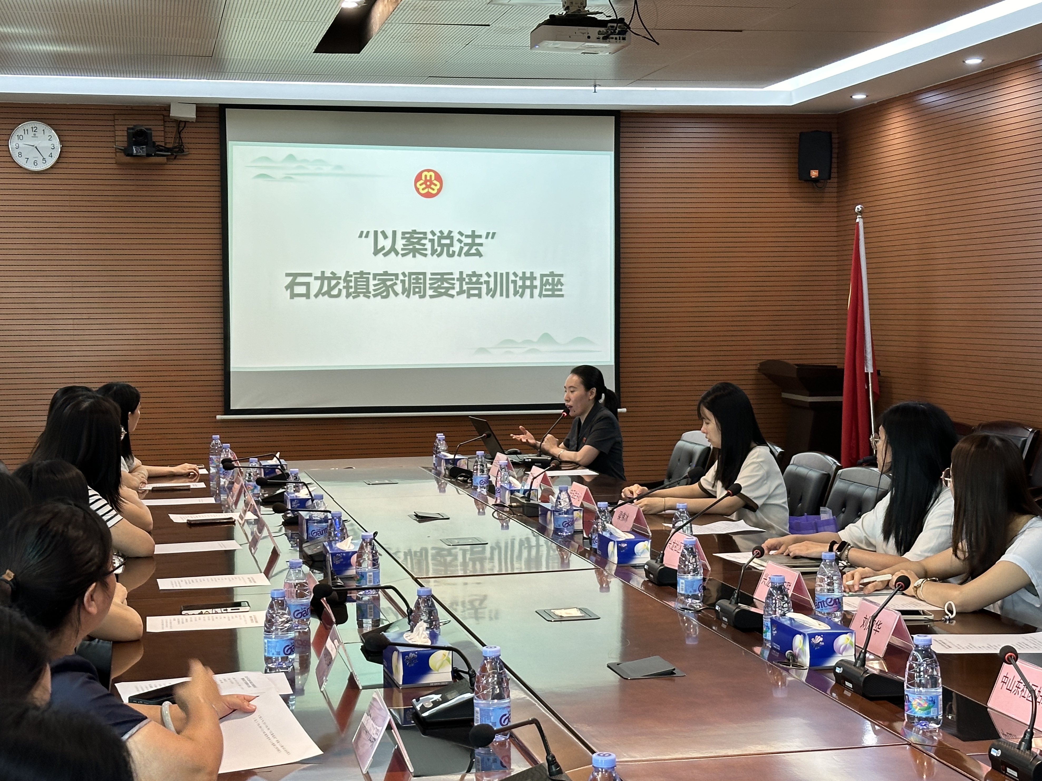 东莞市石龙法庭联合石龙镇妇联打造莫妙雯执委工作室