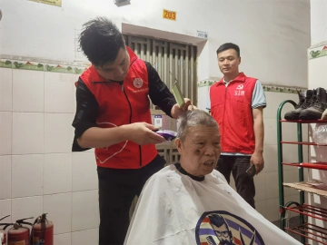 玉塘街道爱心义剪送上门 温暖长者心