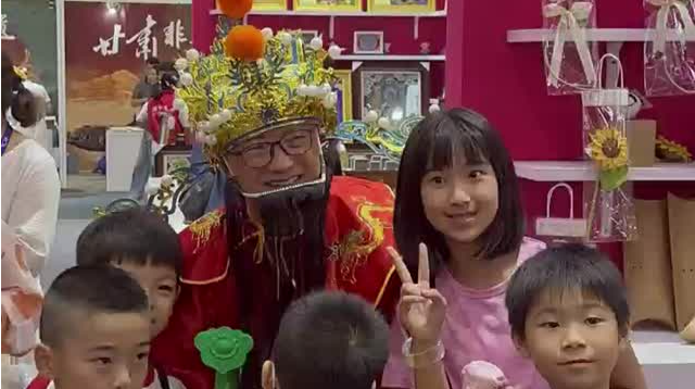 “财神爷”文博会送祝福，来摸摸元宝沾喜气！