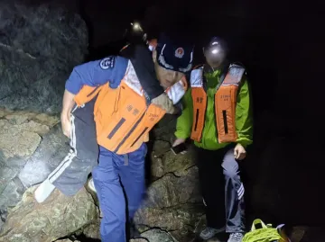 女子礁石坠海受伤被困，深圳海警紧急救援