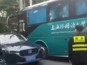 上海一校车当街撞击私家车？警方：司机已被控制
