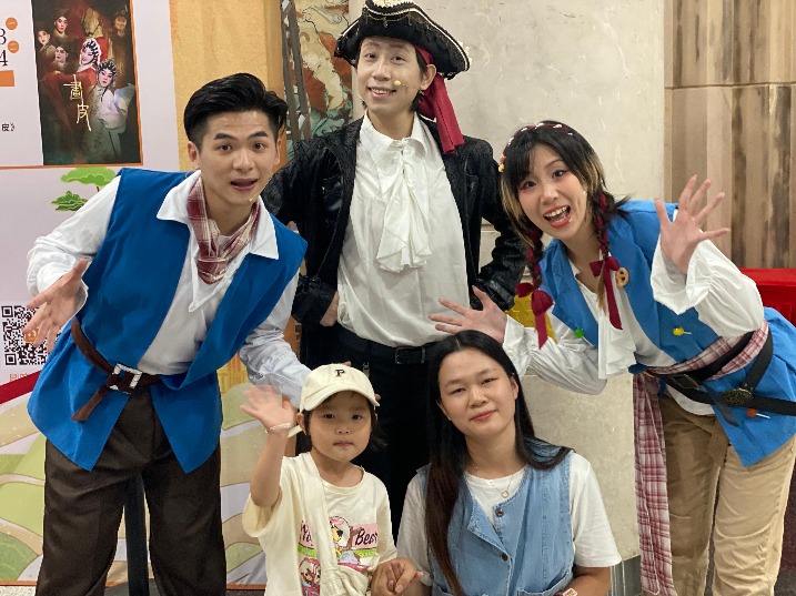 视频|亲子互动魔法秀，让劳动者子弟开心过五一